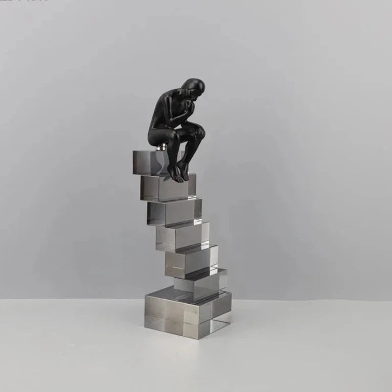 Adorno decorativo O Pensador - escada em acrílico
