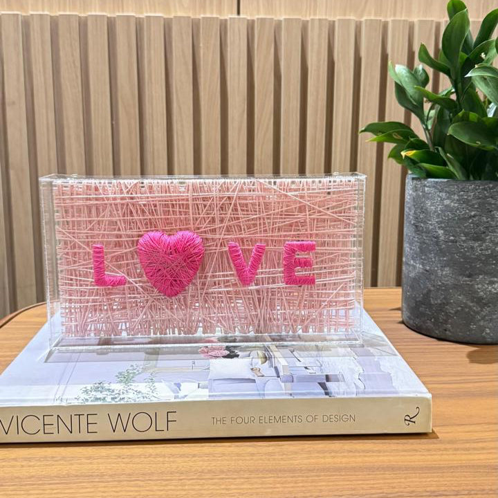 Escultura LOVE Entrelaçado na caixa de acrílico