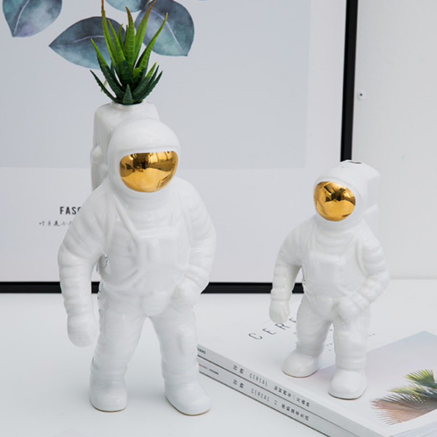 Vaso escultura Astronauta - cerâmica esmaltada