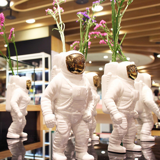 Vaso escultura Astronauta - cerâmica esmaltada