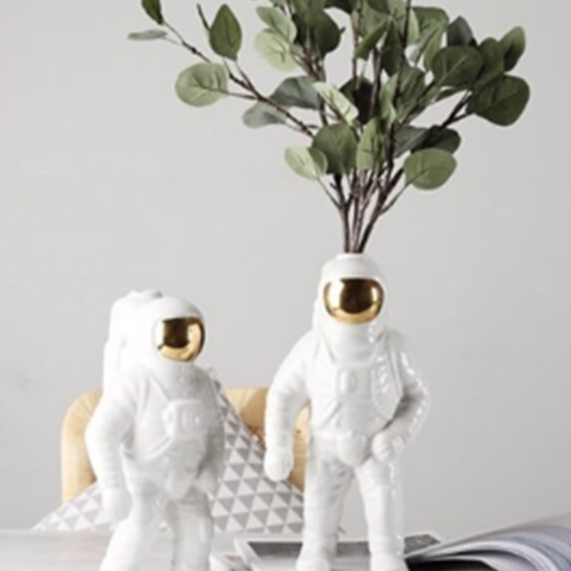 Vaso escultura Astronauta - cerâmica esmaltada