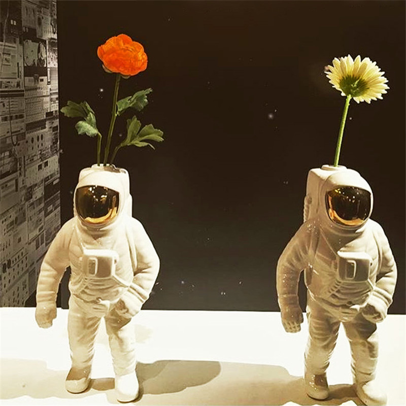 Vaso escultura Astronauta - cerâmica esmaltada
