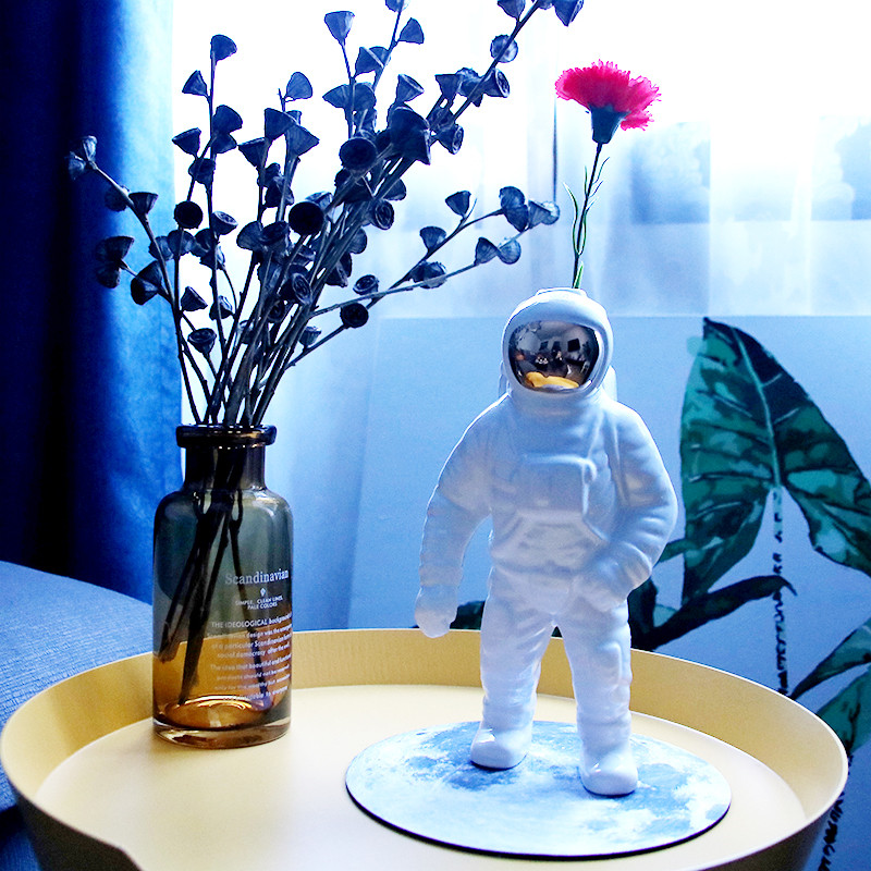 Vaso escultura Astronauta - cerâmica esmaltada