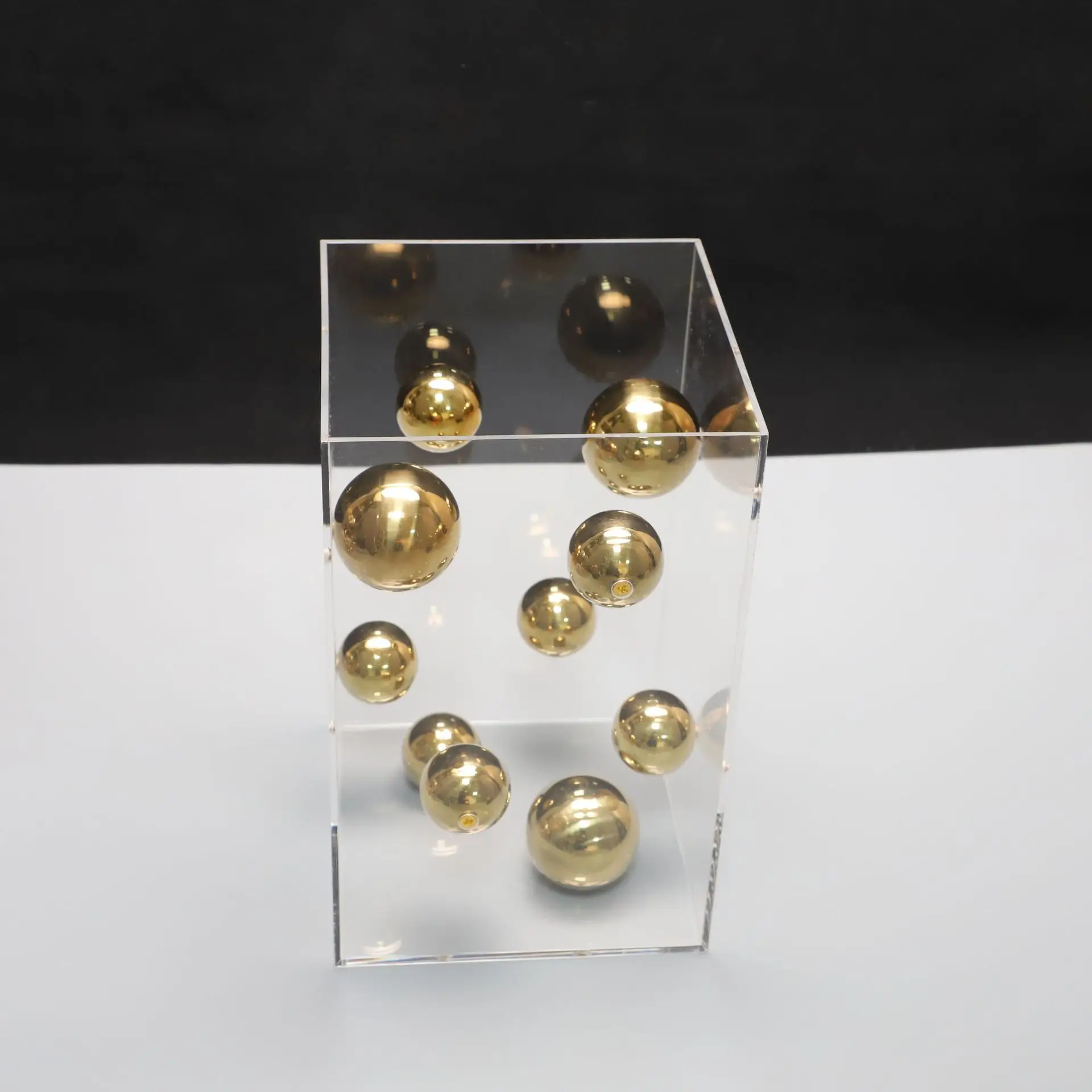 Caixa em acrílico com bolas em metal - Art Deco