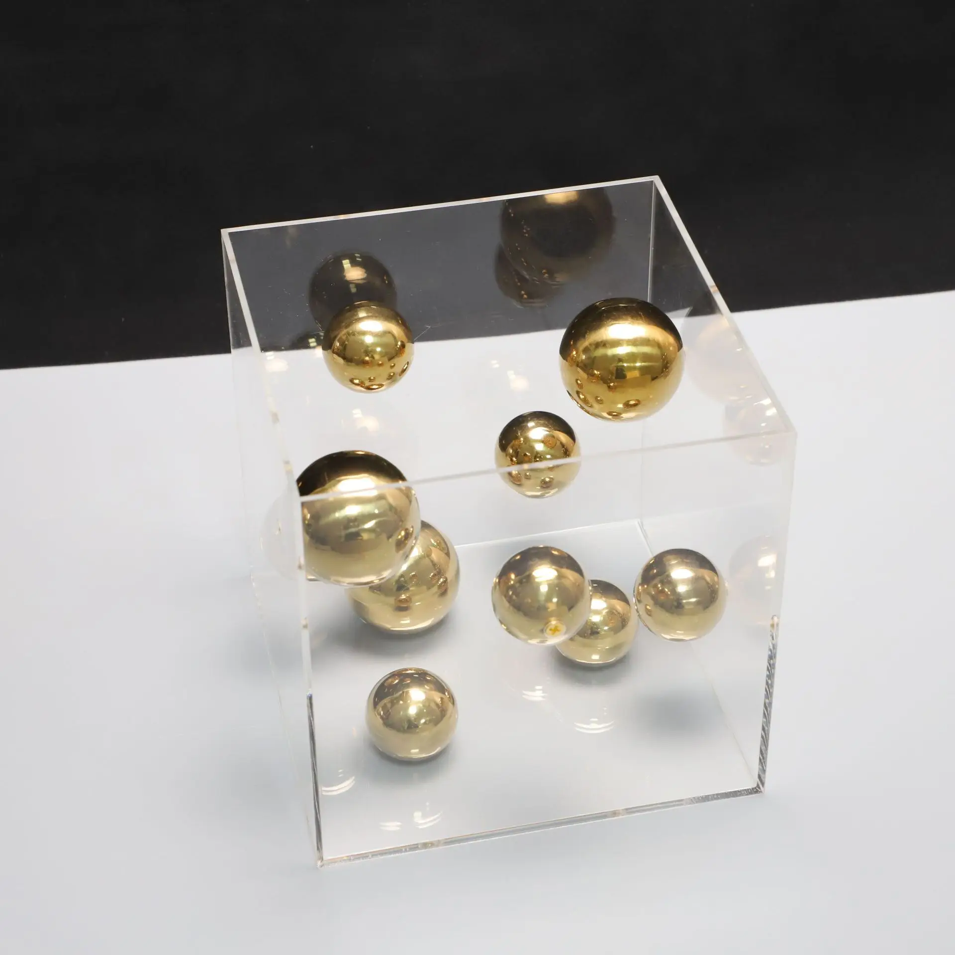 Caixa em acrílico com bolas em metal - Art Deco