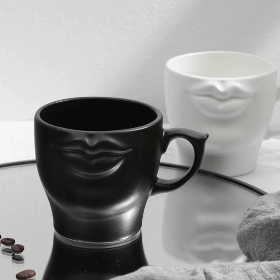Caneca Kiss - em cerâmica