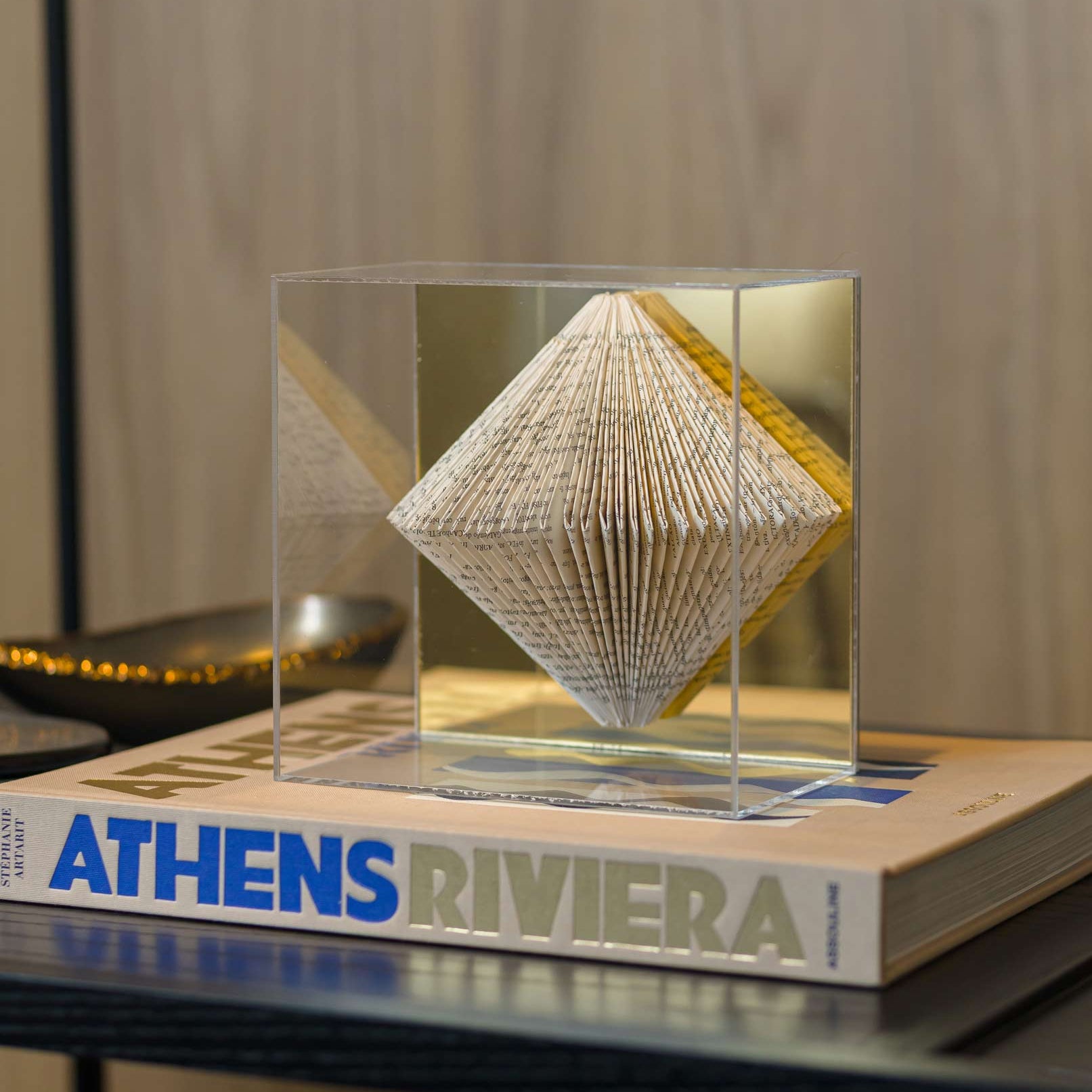 Escultura Contemporânea na Caixa de acrílico (Cópia)