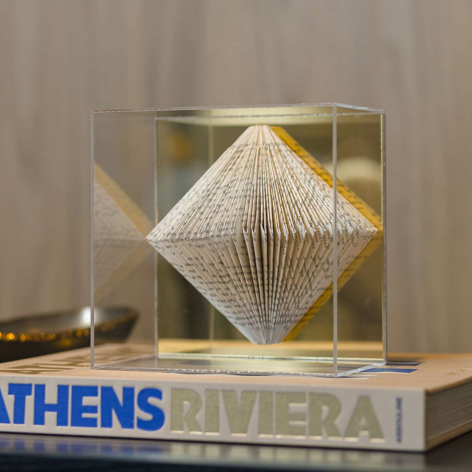 Escultura Contemporânea na Caixa de acrílico (Cópia)