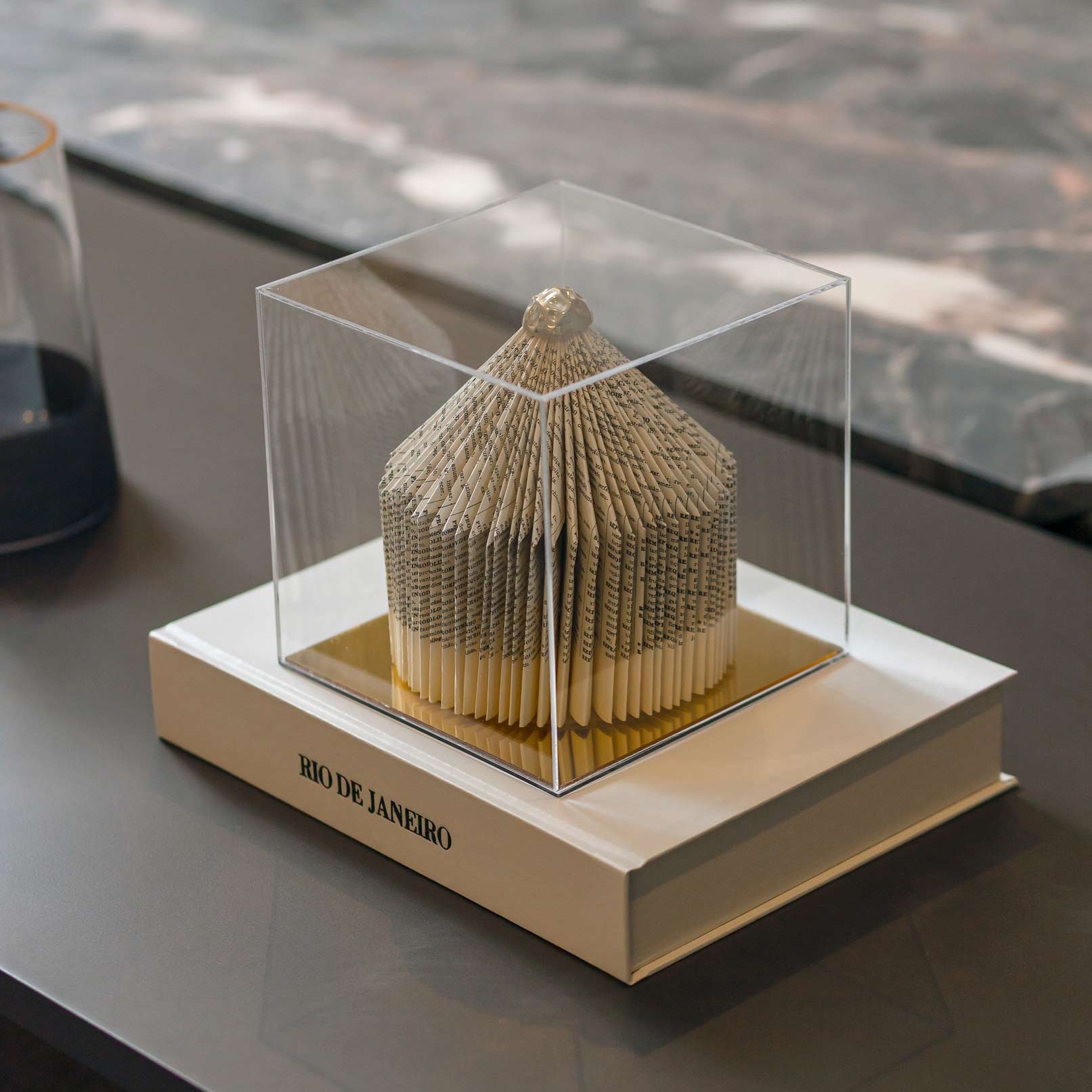 Escultura Contemporânea na Caixa de acrílico