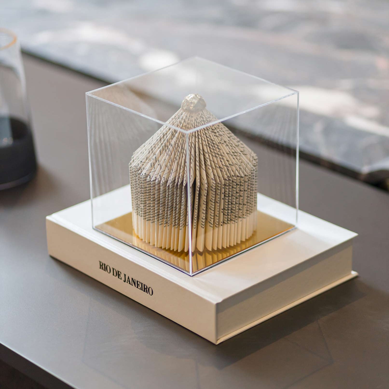 Escultura Contemporânea na Caixa de acrílico