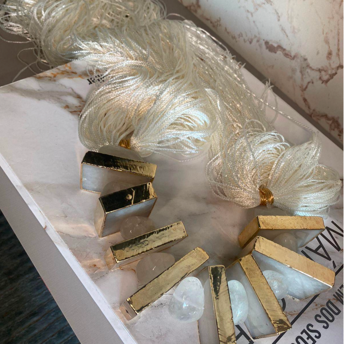 Colar de mesa quartzo branco + seda - 02 opções