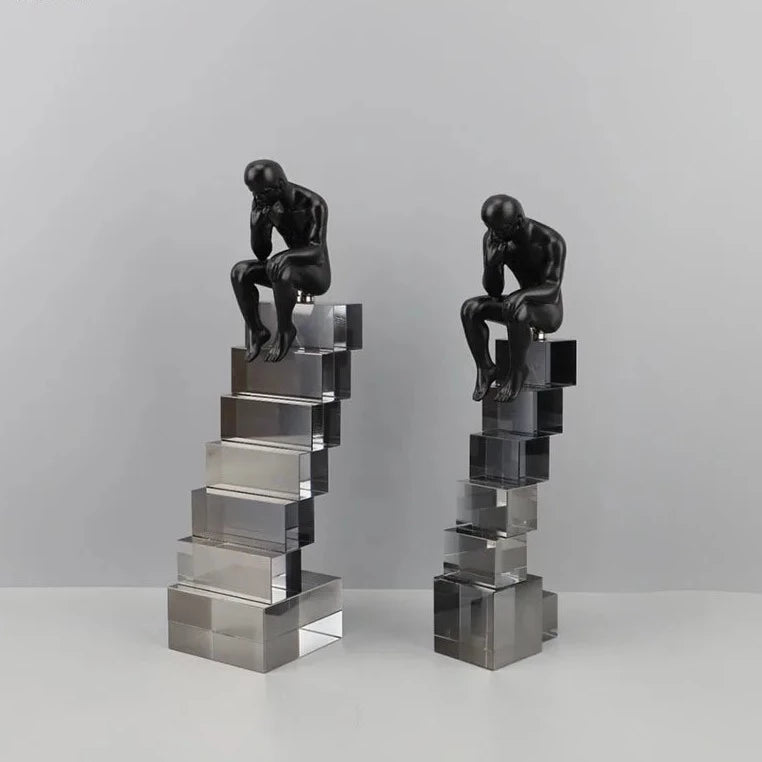 Adorno decorativo O Pensador - escada em acrílico