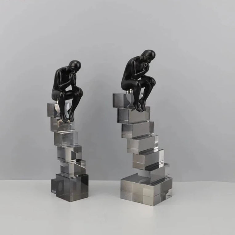 Adorno decorativo O Pensador - escada em acrílico