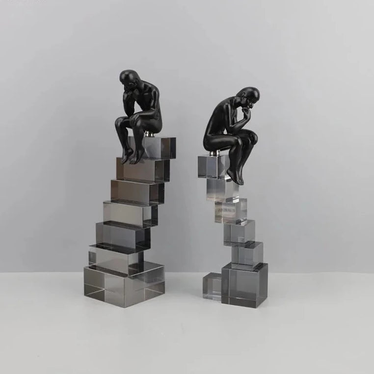 Adorno decorativo O Pensador - escada em acrílico