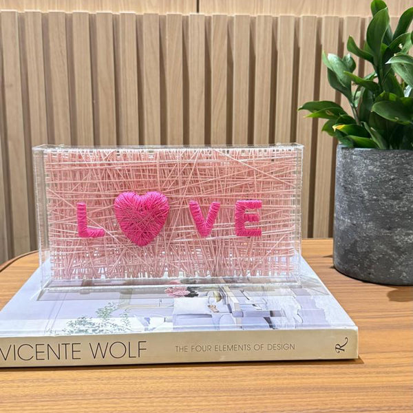 Escultura LOVE Entrelaçado na caixa de acrílico