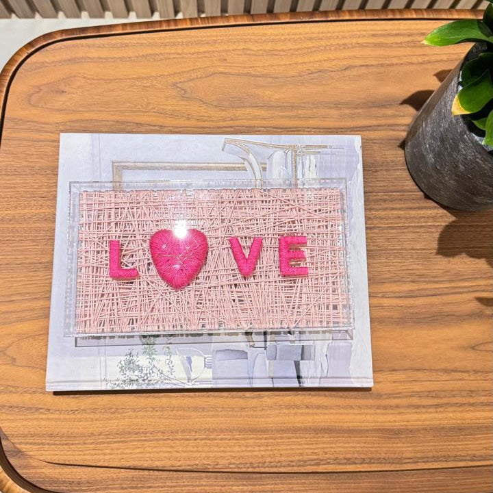Escultura LOVE Entrelaçado na caixa de acrílico