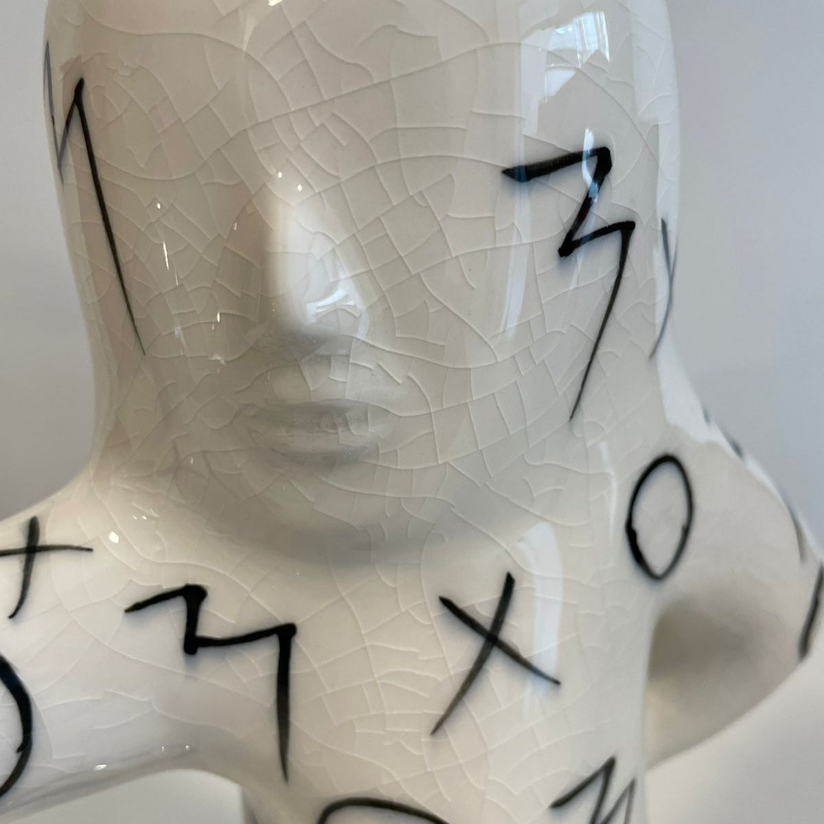 Escultura Contemporânea Little Guy - em cerâmica *peça exclusiva