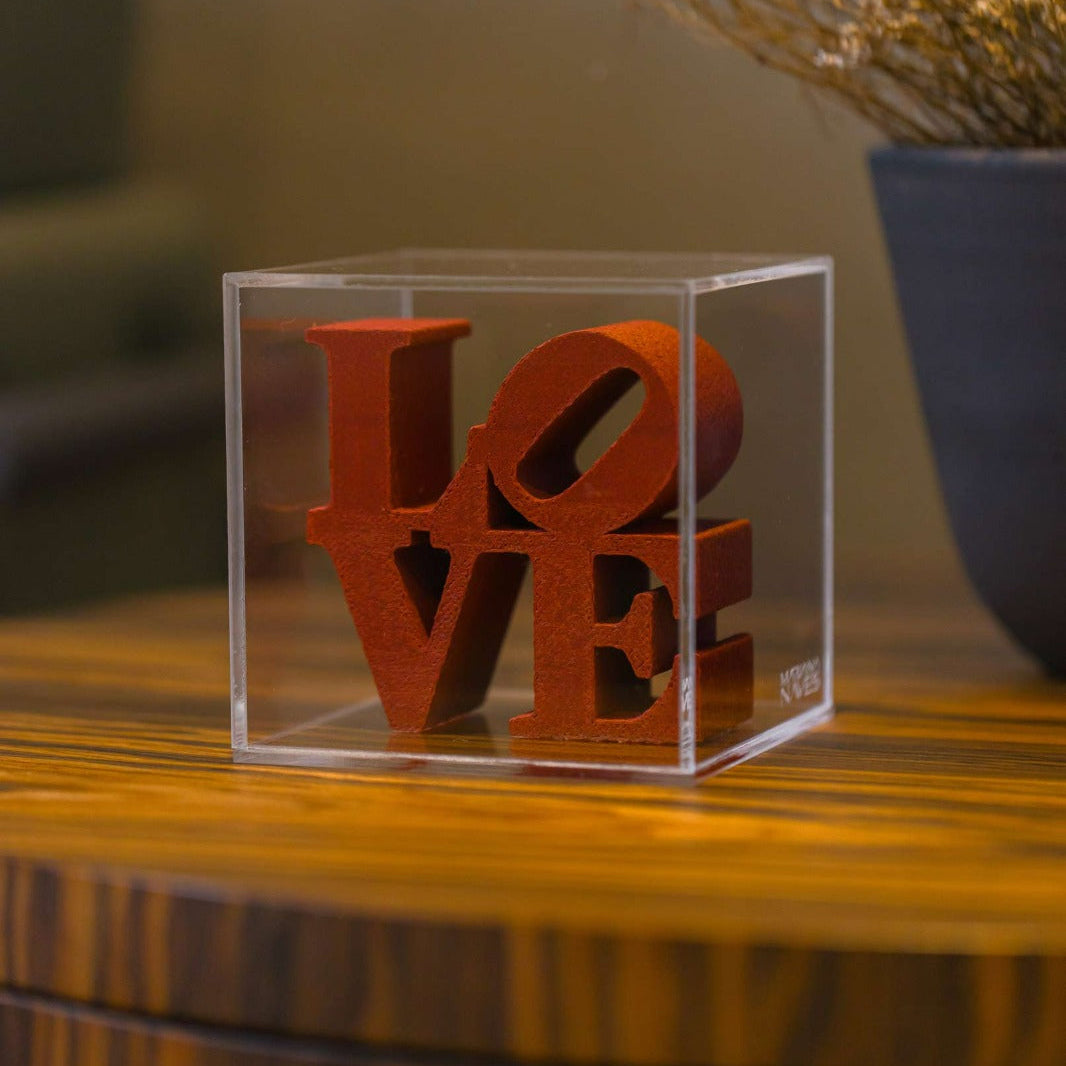 Escultura LOVE cubo na caixa de acrílico