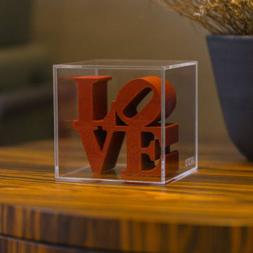 Escultura LOVE cubo na caixa de acrílico