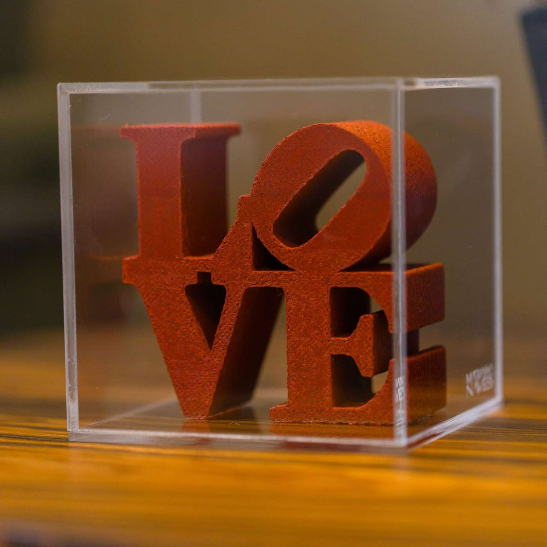 Escultura LOVE cubo na caixa de acrílico