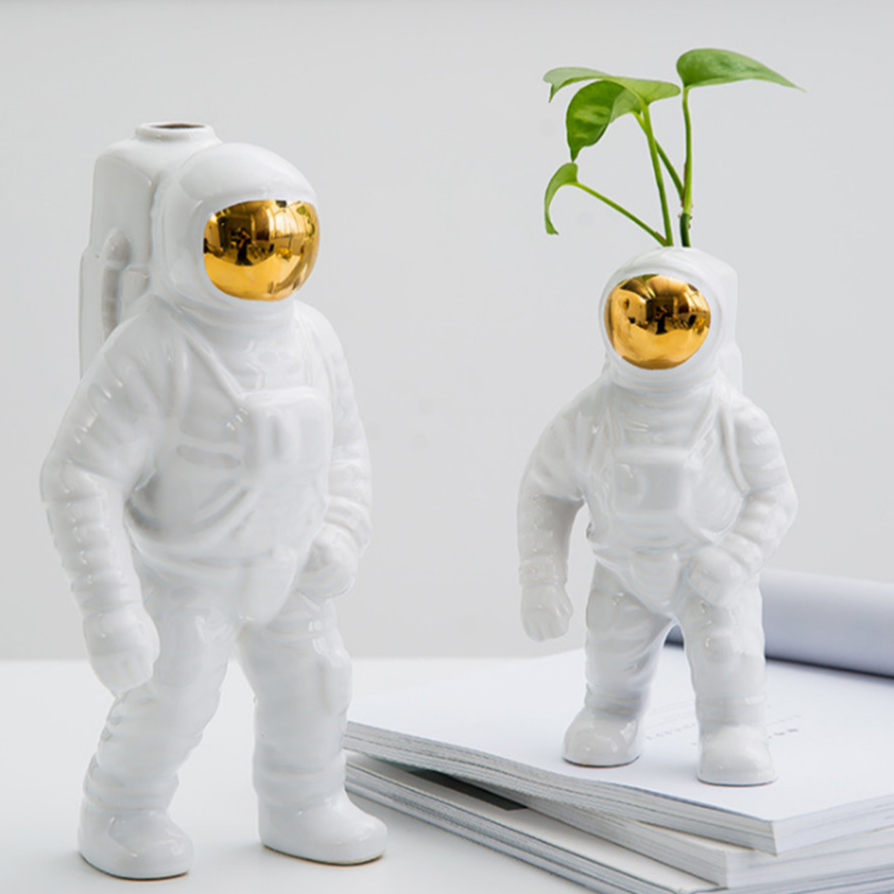Vaso escultura Astronauta - cerâmica esmaltada