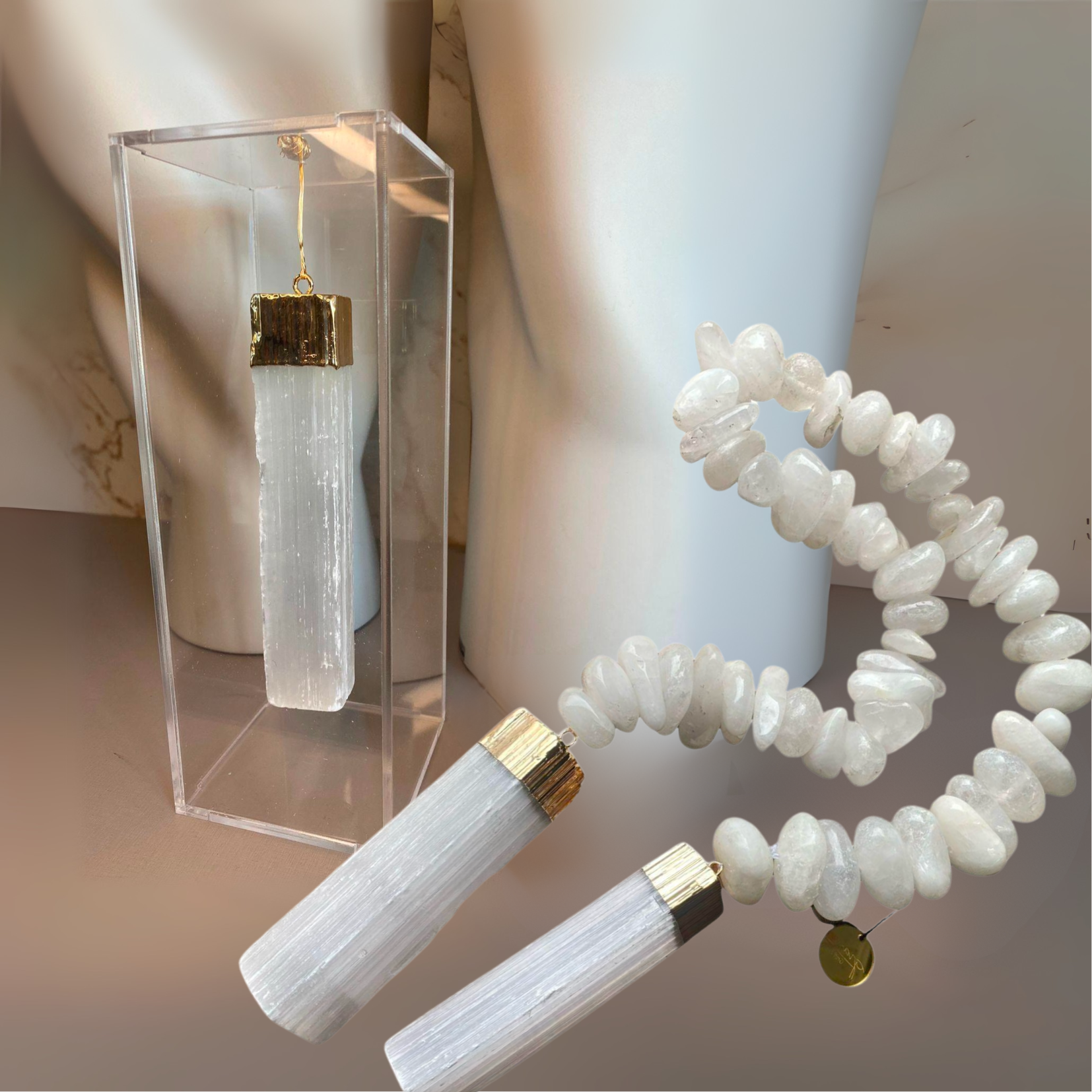 Colar de mesa e caixa de acrílico