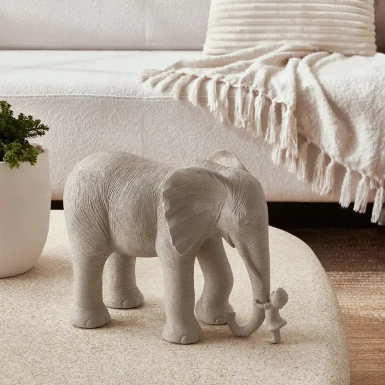 Elefante em resina Lúdico - detalhe menina tromba
