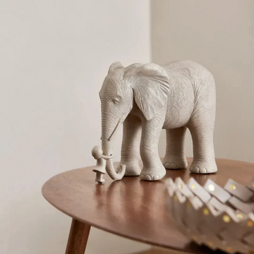 Elefante em resina Lúdico - detalhe menina tromba