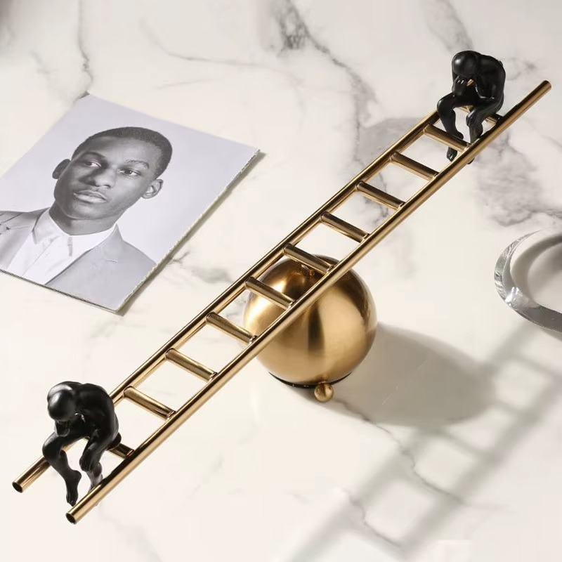 Adorno decorativo O Pensador - gangorra escada 70cm