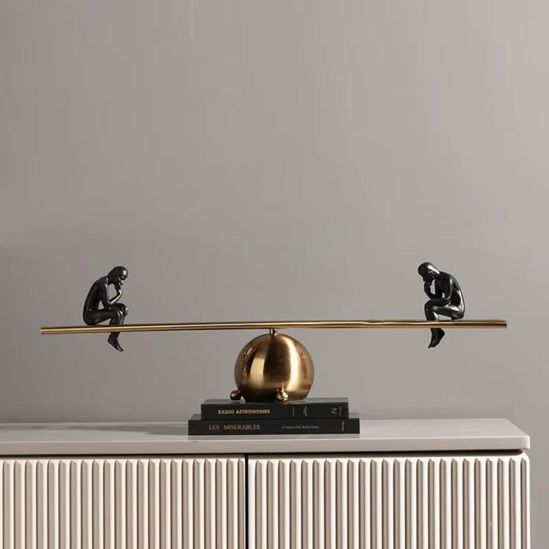 Adorno decorativo O Pensador - gangorra escada 70cm