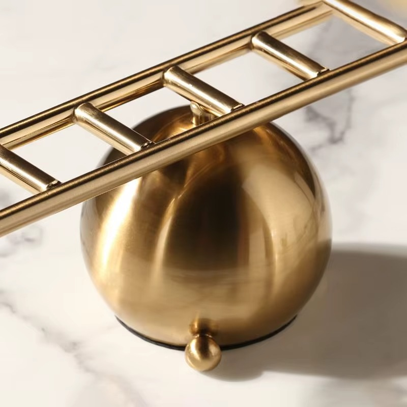 Adorno decorativo O Pensador - gangorra escada 70cm