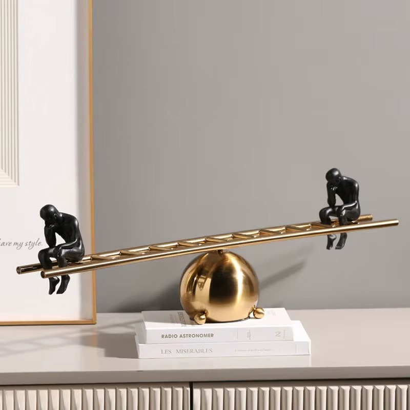 Adorno decorativo O Pensador - gangorra escada 70cm