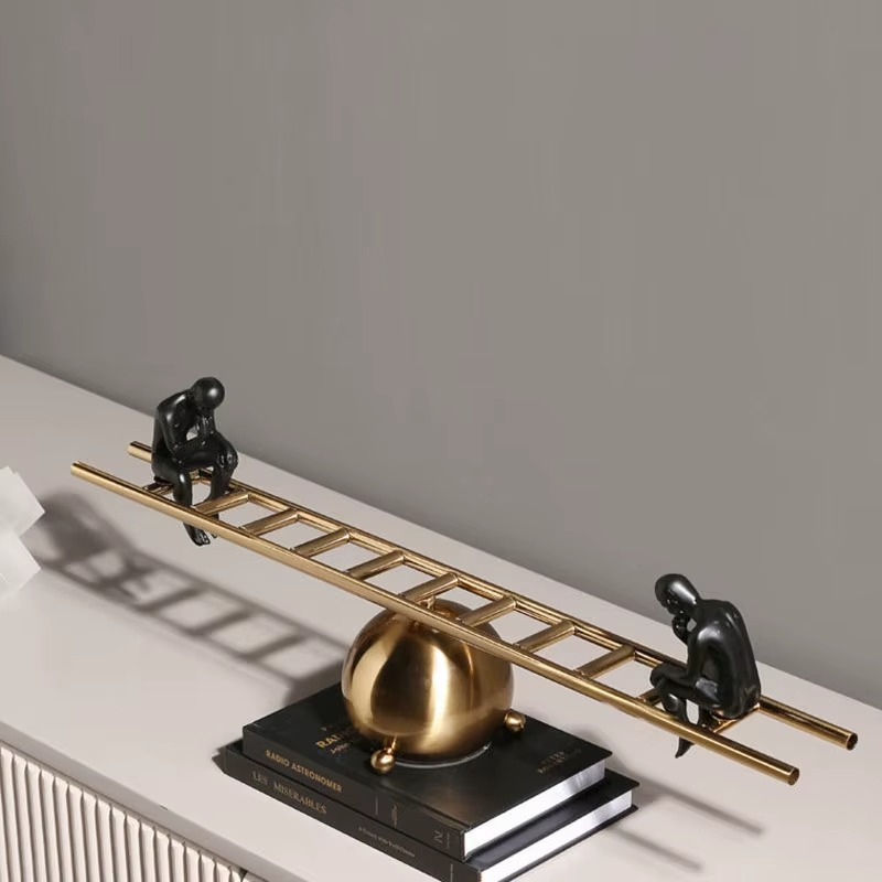 Adorno decorativo O Pensador - gangorra escada 70cm