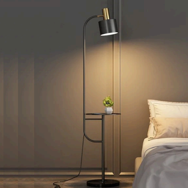 Luminária de chão mesinha com indução de carregamento para celular - 160cm