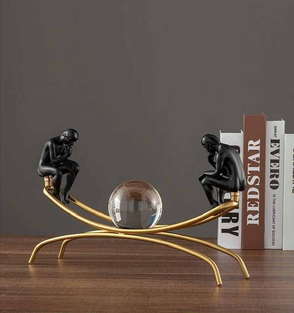 Adorno decorativo O Pensador - gangorra com bola de cristal