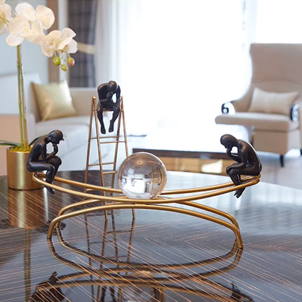 Adorno decorativo O Pensador - gangorra com bola de cristal