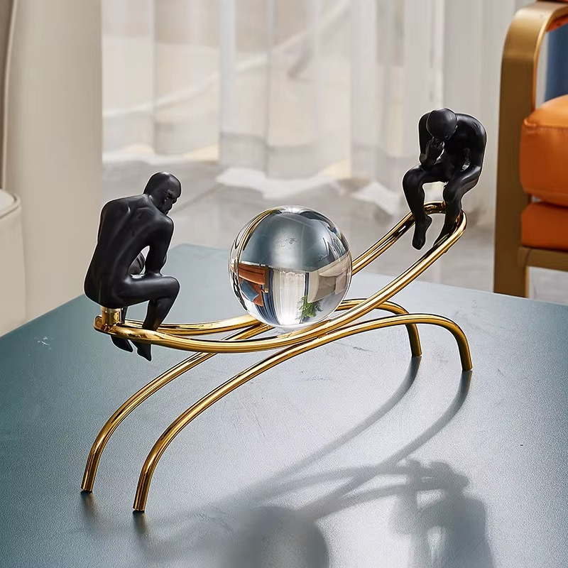 Adorno decorativo O Pensador - gangorra com bola de cristal