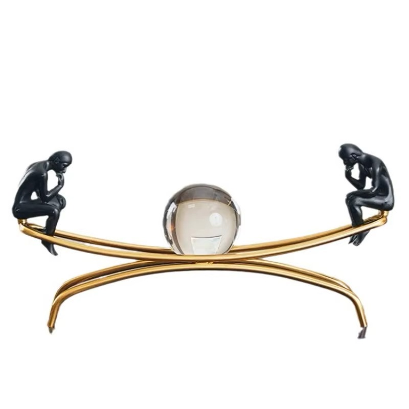 Adorno decorativo O Pensador - gangorra com bola de cristal