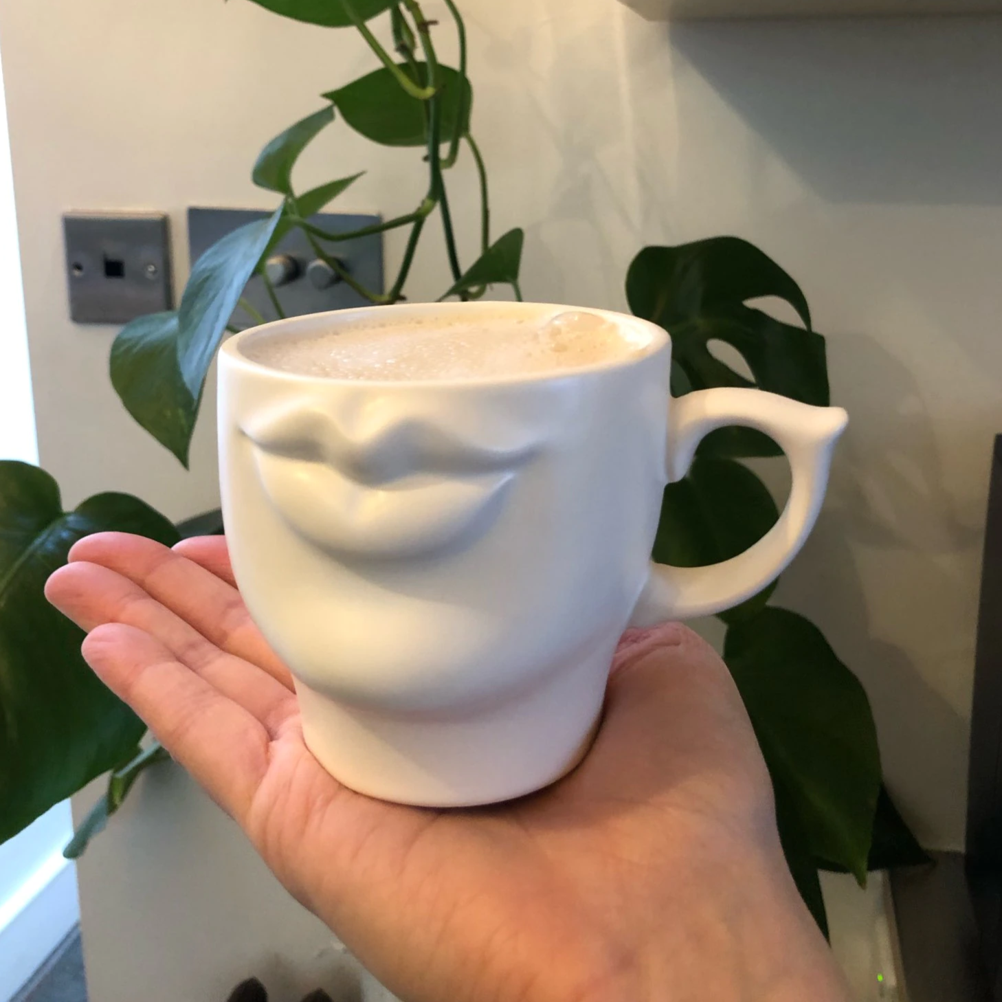 Caneca Kiss - em cerâmica